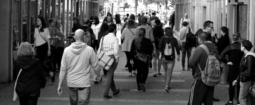 gente paseando por calle